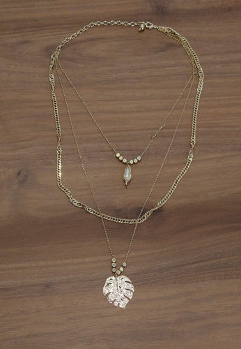 Collar triple con dije de hoja y perla tejida