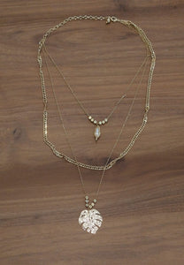 Collar triple con dije de hoja y perla tejida