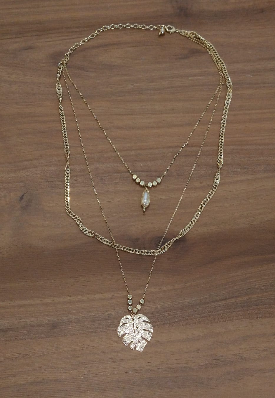 Collar triple con dije de hoja y perla tejida