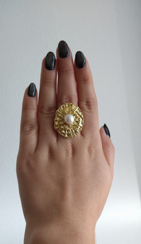 Anillo ajustable de ovalo martillado con perla al centro