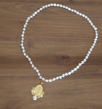Cargar imagen en el visor de la galería, Collar de perlas tejidas con dije de virgen
