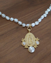 Cargar imagen en el visor de la galería, Collar de perlas tejidas con dije de virgen