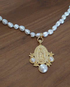 Collar de perlas tejidas con dije de virgen