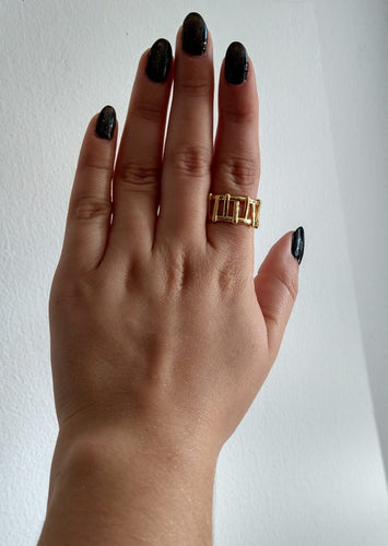Anillo ajustable de rayas verticales disparejas