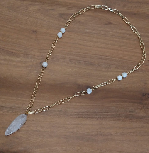 Collar de cadena gruesa con piedras engarzadas y dije de piedra