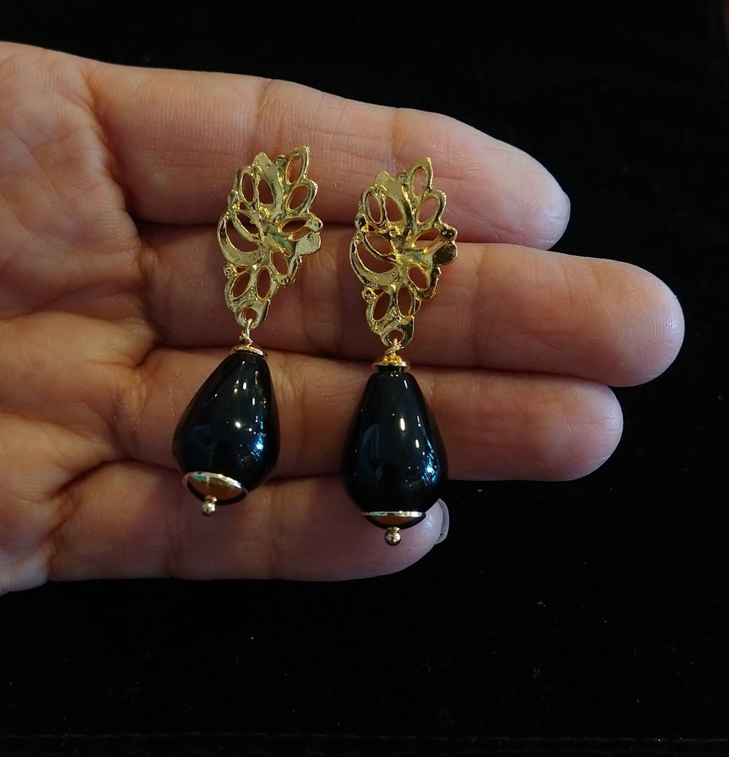 Aretes flor aplastada con gota negra