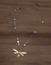 Cargar imagen en el visor de la galería, Collar con dije de abeja