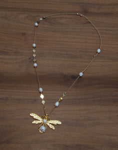 Collar con dije de abeja