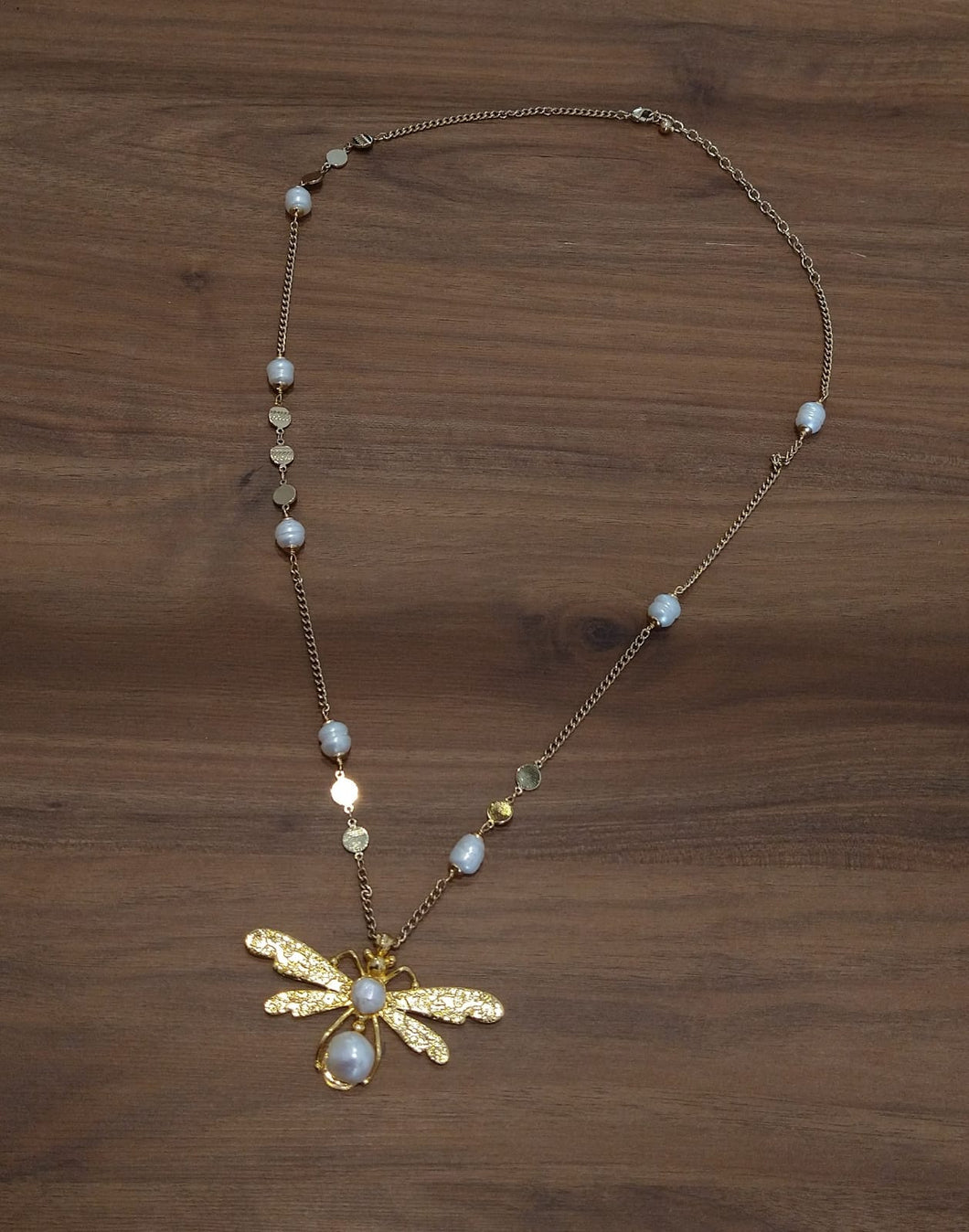 Collar con dije de abeja