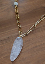 Cargar imagen en el visor de la galería, Collar de cadena gruesa con piedras engarzadas y dije de piedra