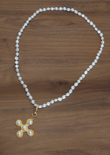 Collar de perlas tejidas con dije de cruz desmontable