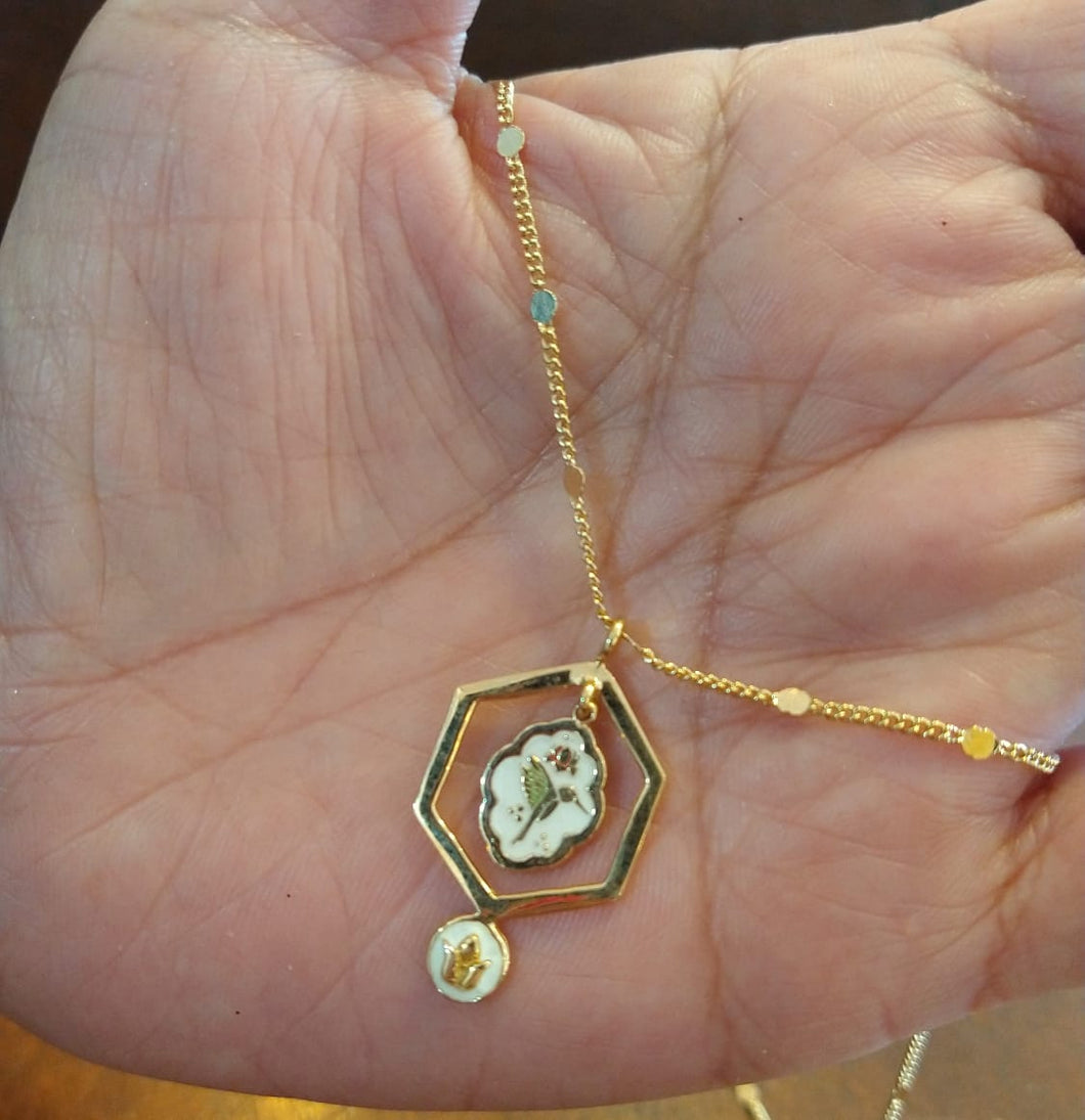 Cadena con colibri hexagano