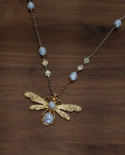 Cargar imagen en el visor de la galería, Collar con dije de abeja