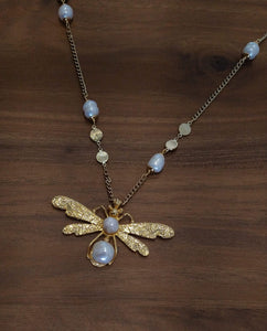 Collar con dije de abeja