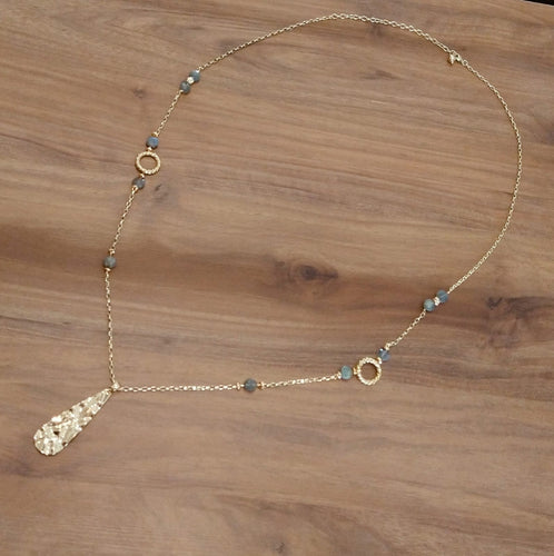 Collar con dije de gota martillada