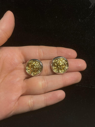 arete bicolor en forma de boton