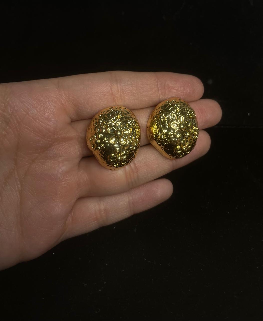 arete media bola martillado con flores