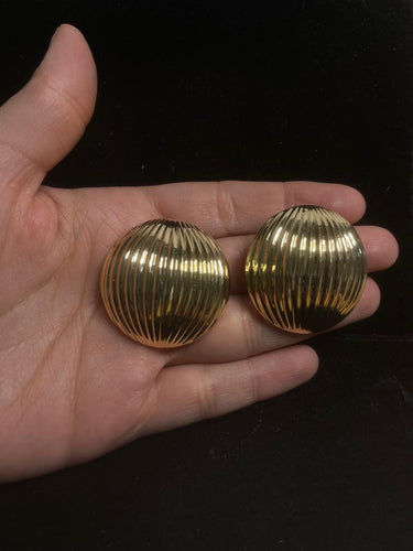 arete en forma de boton grande con rayas