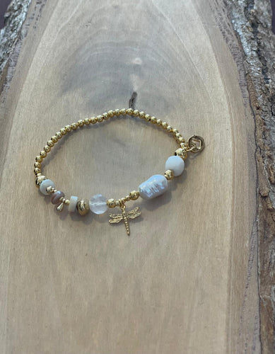 Pulsera con libélula y perlas