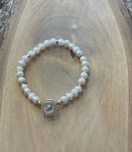 Pulsera de perla con dije mano