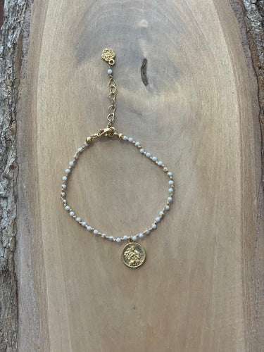 Pulsera con perlas y virgen desata nudos
