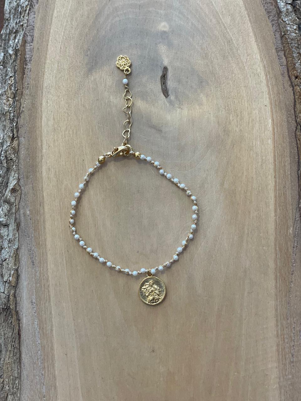 Pulsera con perlas y virgen desata nudos