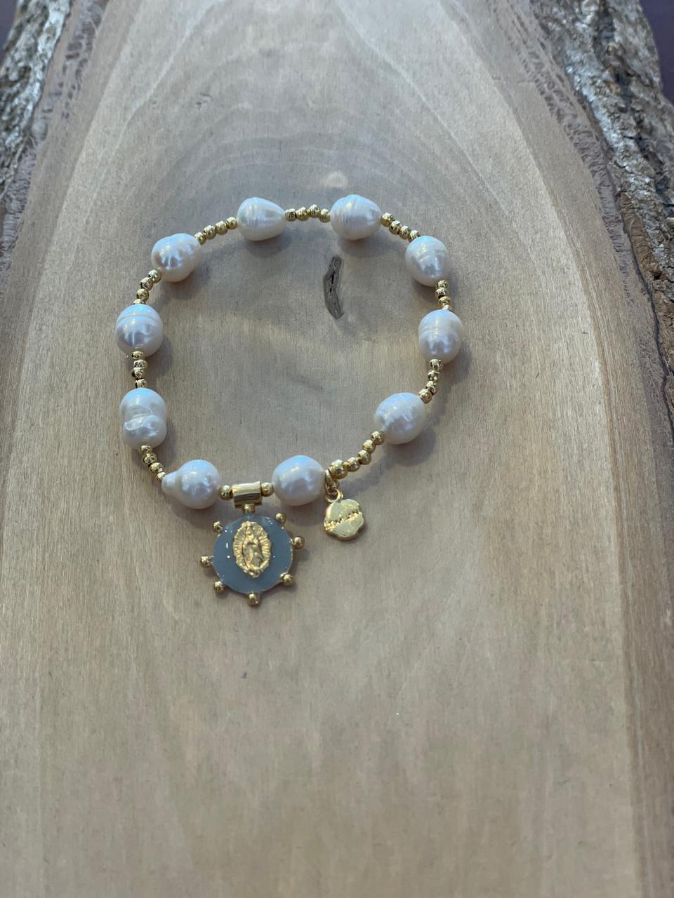 Pulsera perla con dije de virgen