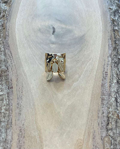 Anillo cuadrado con dijes colgando