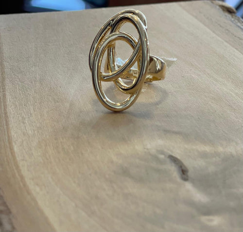 Anillo en forma de átomo