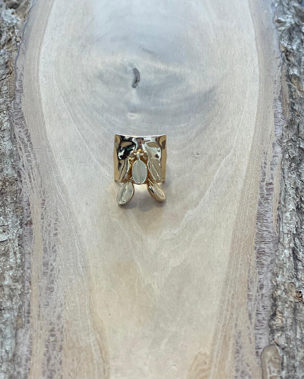 Anillo cuadrado con dijes colgando